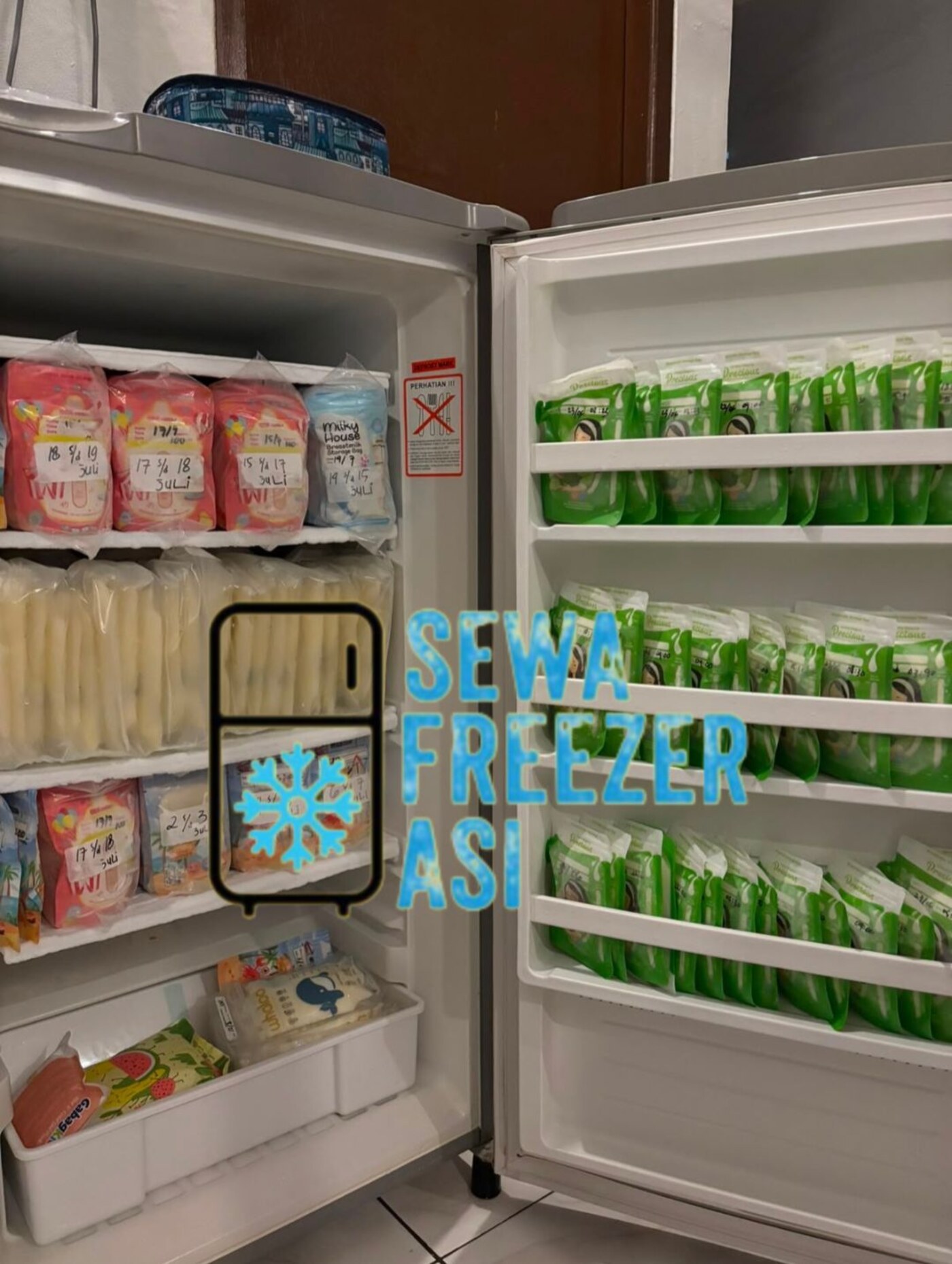 Freezer lima rak yang digunakan untuk menata stok ASI pelanggan